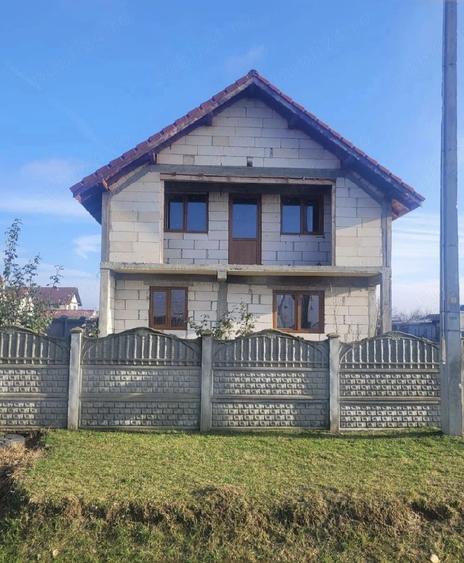 Casă cu Teren 1002 Mp în Albeni