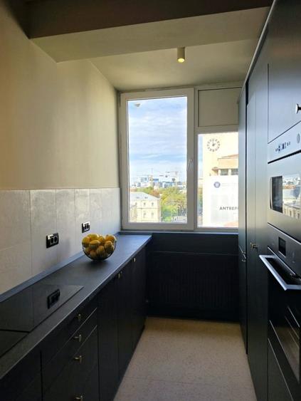 Apartament cu 3 camere semidecomandat, mobilat în Calea Victoriei