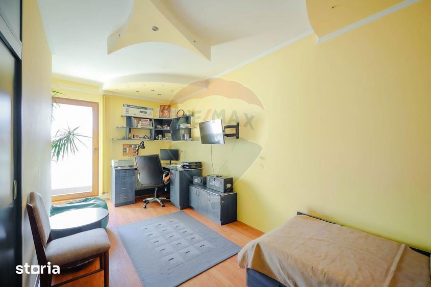 Casă cu 7 camere cu Teren 153 Mp în Central