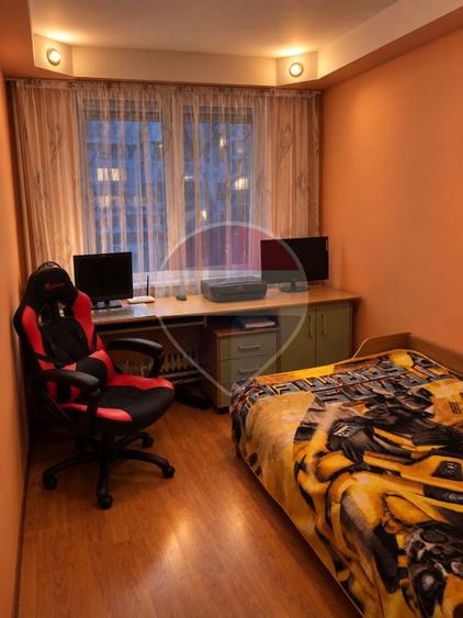 Apartament cu 3 camere semidecomandat, mobilat în Rogerius