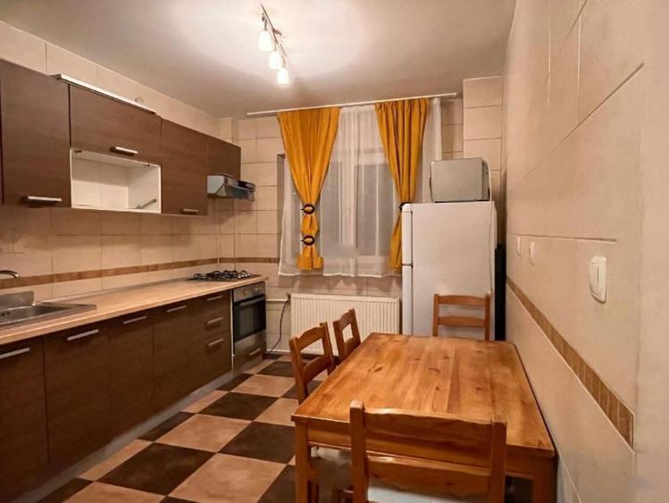 Apartament cu 3 camere decomandat, mobilat în Tineretului