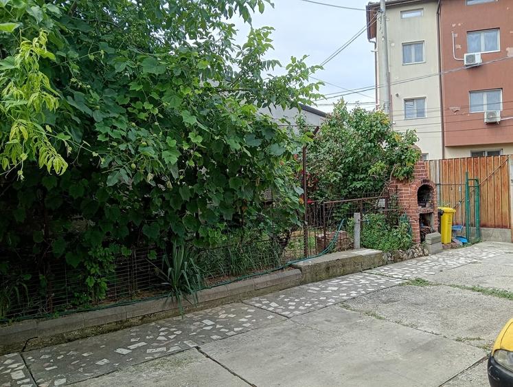 Casă cu 4 camere cu Teren 300 Mp în Tei