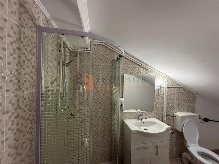 Casă individuală cu 8 camere cu Canalizare în Siriu