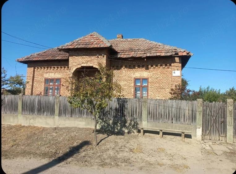 Casă cu 6 camere cu Teren 1200 Mp în Craiovița Nouă
