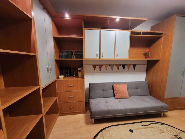 Apartament cu 3 camere semidecomandat în Pajura