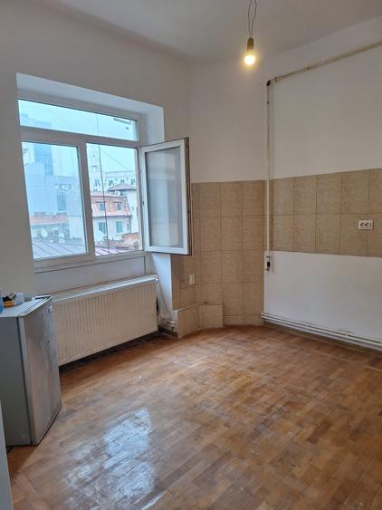 Apartament cu 4 camere decomandat în Calea Victoriei