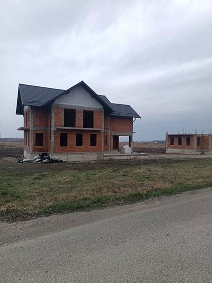 Casa la rosu de vanzare fantana mare - 1