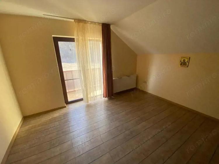 Casa cu 6 camere, 240 mp utili, 3 bai, curte 100 mp, panouri fotovoltaice, Tauti - 12