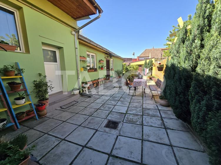 Casa spatioasa de vanzare teren 432 mp zona linistita - Lupeni Sibiu - 1