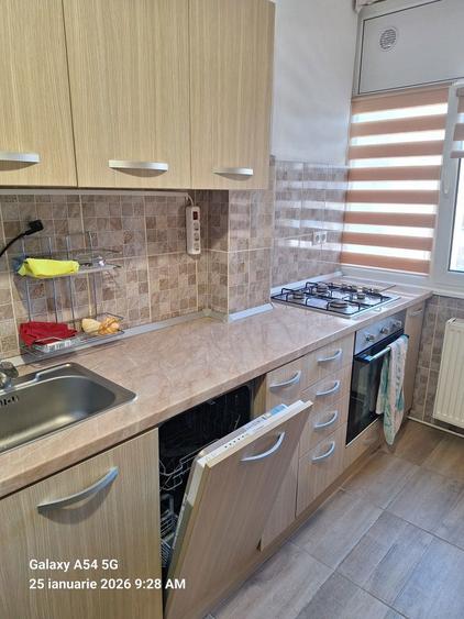 Inchiriez apartamend decomandat 3 camere mobilat cartier dupa zid - 8