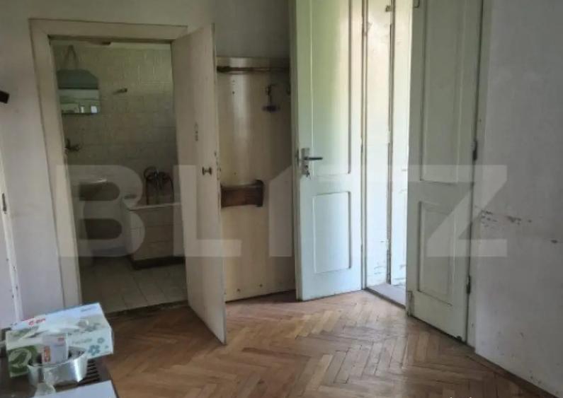 Casa, zona centrala, curte comuna - 6