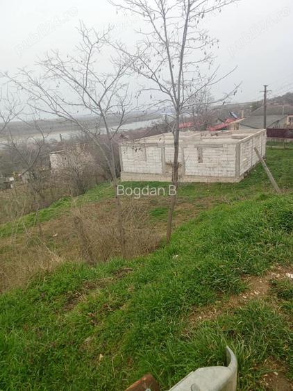 Casa la rosu, Ostrov