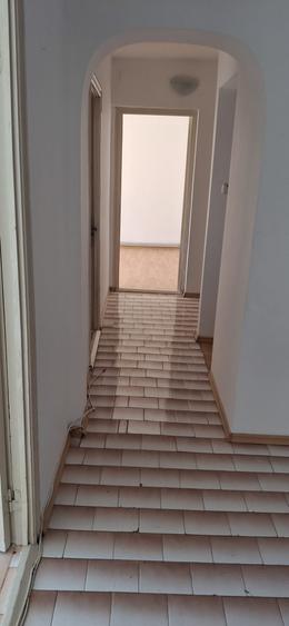 Apartament 3 camere    zona Big centru, etajul 4/4(  acoperis) decomandat cu CT. - 1
