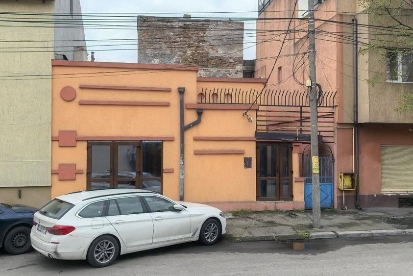 Casă situată Ultracentral având destinația de spatiu comercial cu 3 accese - 1