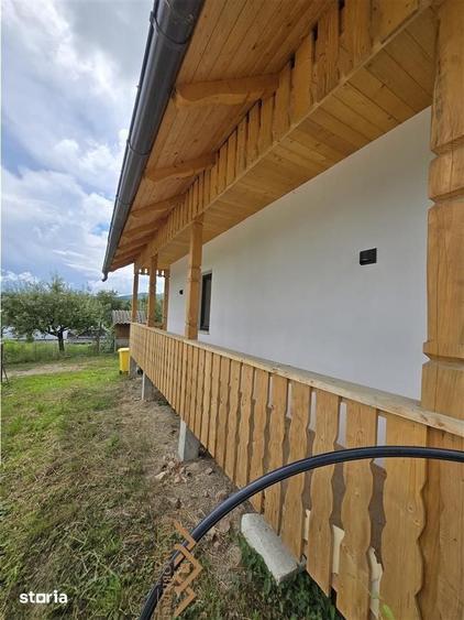 Casă cu 4 camere cu Teren 2500 Mp în Cacica