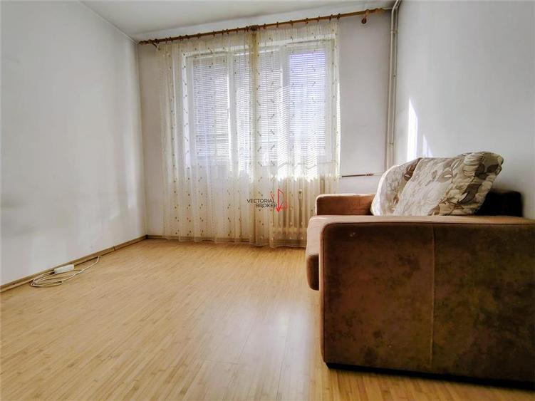 Apartament cu 3 camere decomandat, mobilat în Ozana