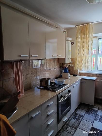 Apartament cu 3 camere semidecomandat în Central
