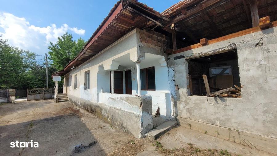 Casă cu 5 camere cu Teren 1969 Mp în Dănești