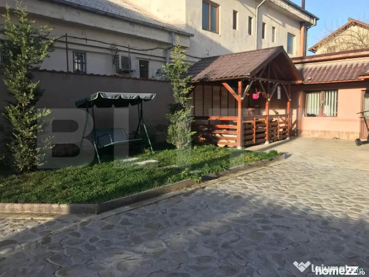 Casă cu 7 camere cu Teren 400 Mp în Central