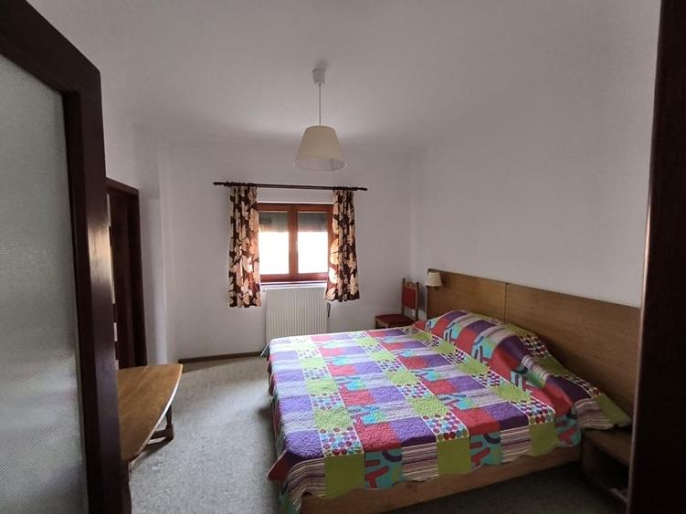 Casă individuală cu 8 camere cu Teren 1000 Mp în Moroeni