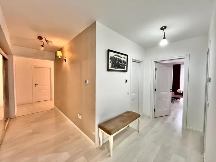 Penthouse cu 4 camere decomandat, mobilat în Noua