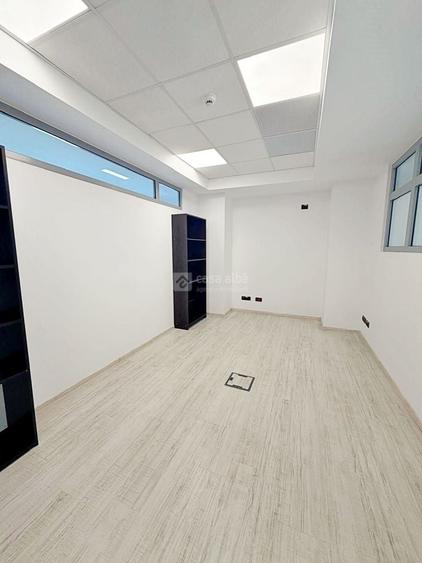 Birou, de 440 mp, în Central