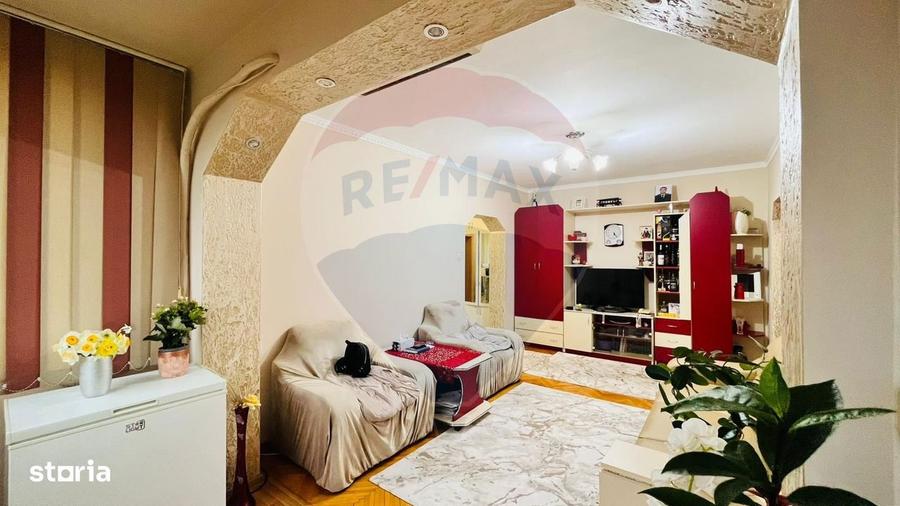 Apartament cu 3 camere semidecomandat, mobilat în Rogerius