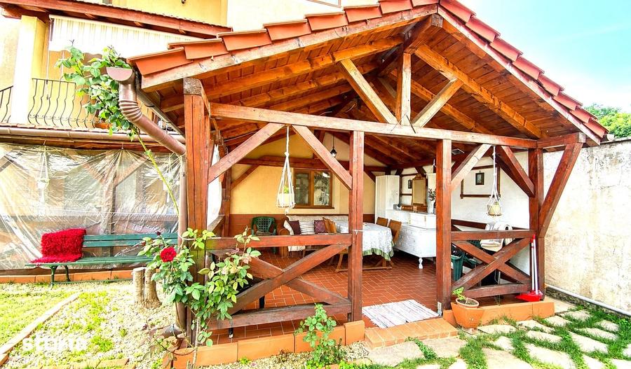 Casă cu 9 camere cu Teren 600 Mp în Sânmartin