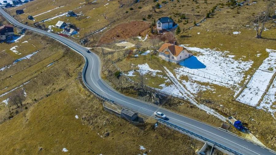 Teren intravilan CU PRIVELISTE DE POVESTE- Fundata- Romania - 1