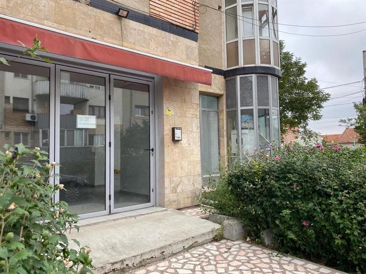 Inchiriez Spatiu comercial cu vitrina mare. - 2