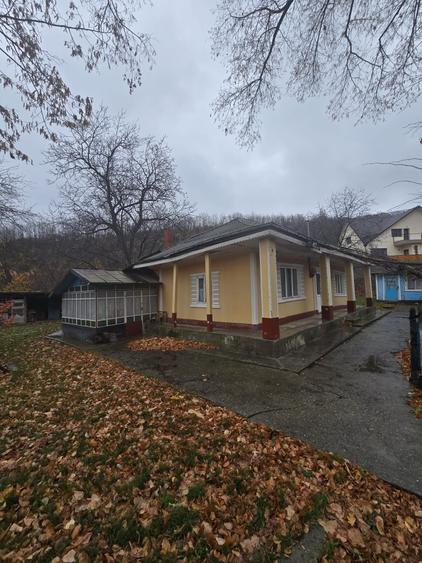Casa batraneasca cu teren 1000mp - 1