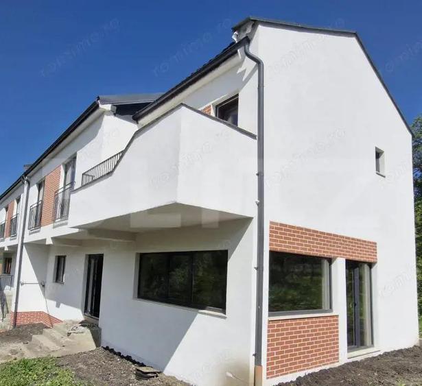 Duplex semifinisat cu teren si garaj, intr-o zona linistita aproape de oras - 1