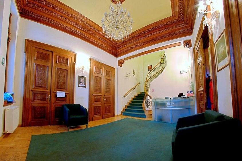 Casă individuală cu 16 camere cu Canalizare în P-ța Romană