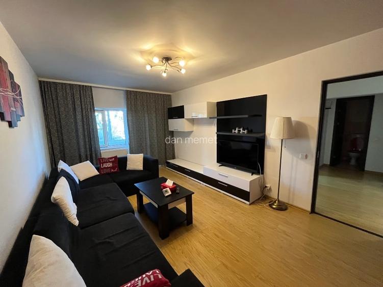 Inchiriez apartament 3 camere zona Trocadero