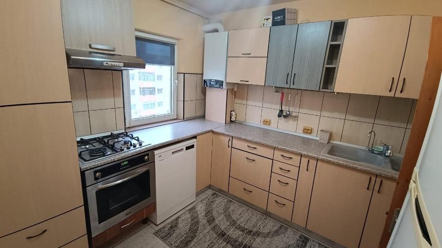 De inchiriat Apartament 3 camere - 1