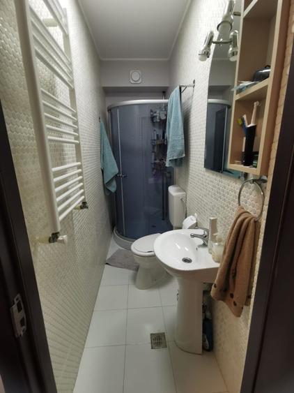 Apartament cu 3 camere semidecomandat, mobilat în Moinești