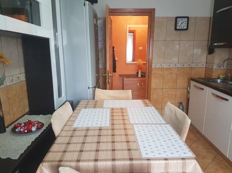 Apartament doua camere semidecomandat, etaj trei renovat bucatarie mare, mobilat - 6