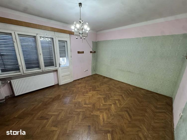 Casă cu 9 camere decomandat cu Teren 101 Mp în Central