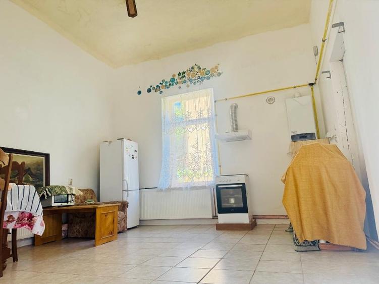 Apartament la curte comuna cu doua intrari - 13