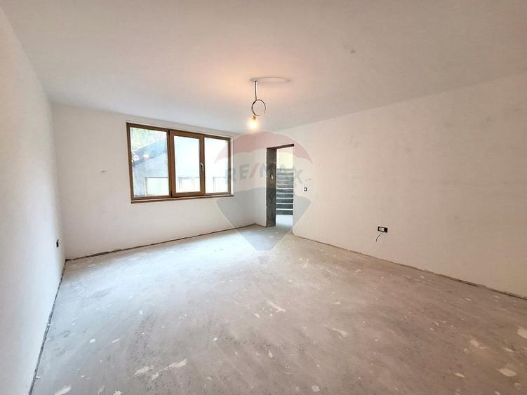 Casă / Vilă la gri aproape gata sa devina " acasa" ! - 11