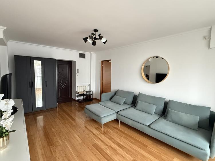 Apartament cu 3 camere semidecomandat, mobilat în Decebal