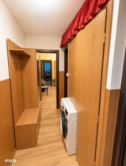 Apartament cu 3 camere semidecomandat în Craiovița Nouă