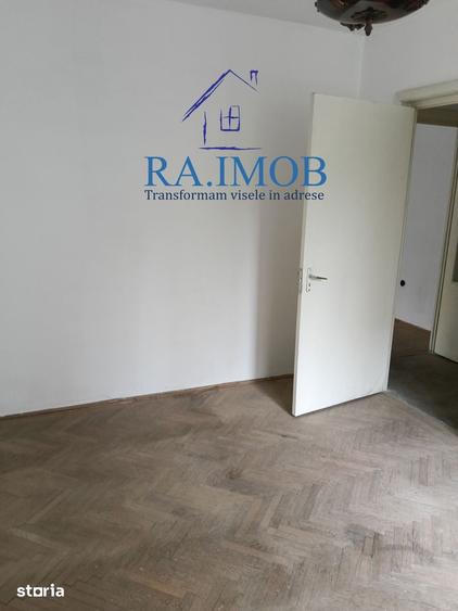 Apartament cu 3 camere semidecomandat în Republicii