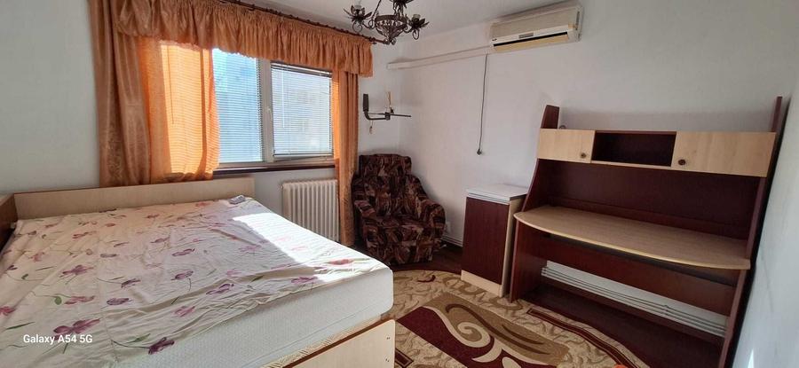 Apartament cu 3 camere decomandat în Nicolina