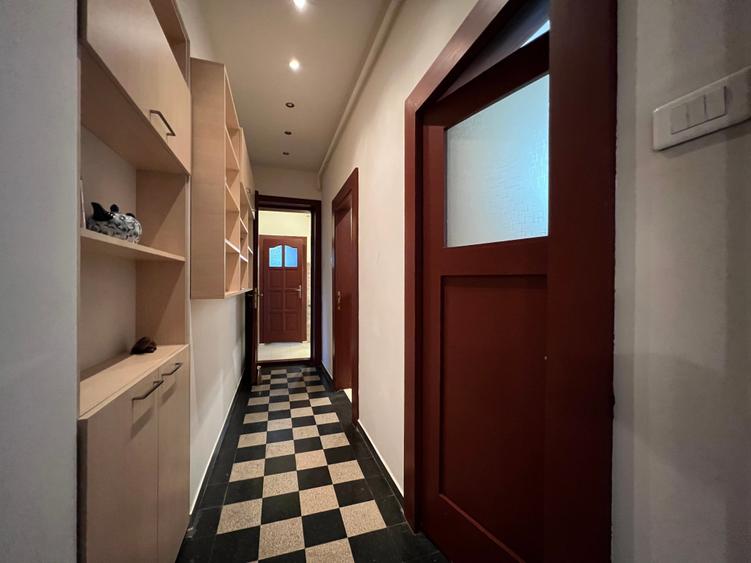 Apartament cu 3 camere semidecomandat, mobilat în Ultracentral