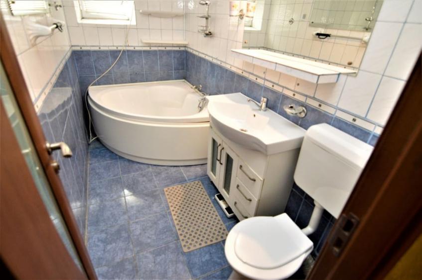 Apartament cu 3 camere decomandat, mobilat în Vitan