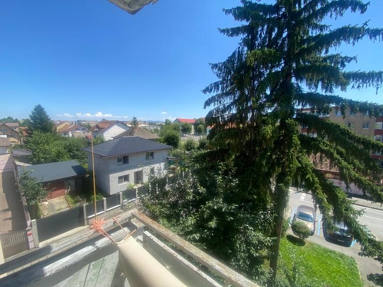 Apartament cu 3 camere semidecomandat în Vlahuță