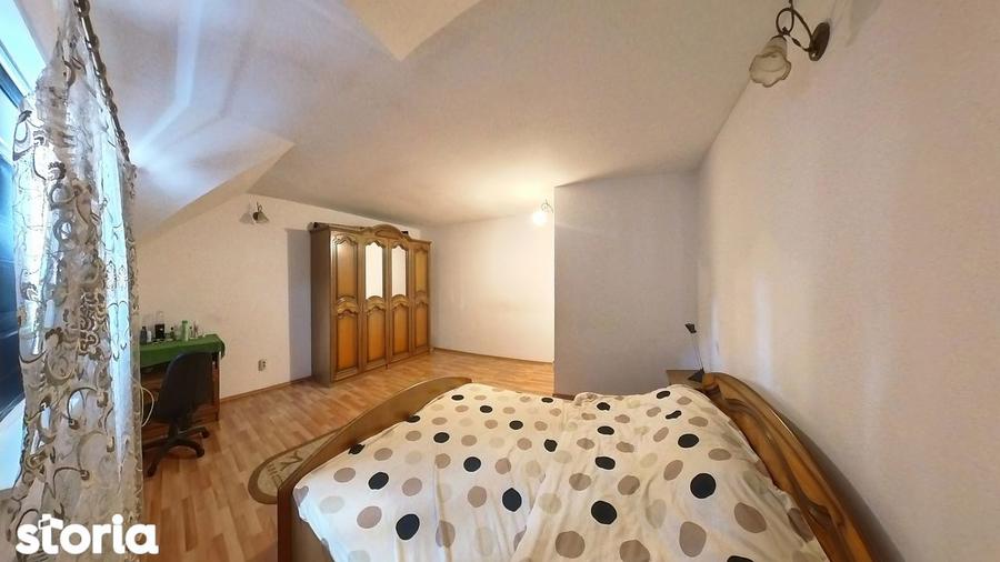 Casă cu 6 camere cu Garaj în Tractorul