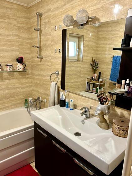 Apartament cu 3 camere decomandat în Exterior Vest