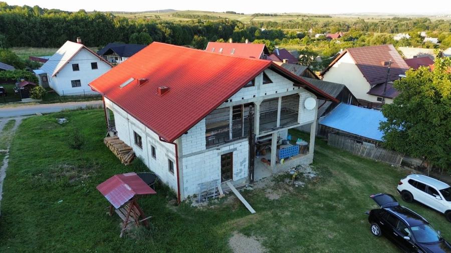 Casă individuală cu 7 camere cu Teren 1000 Mp în Clit